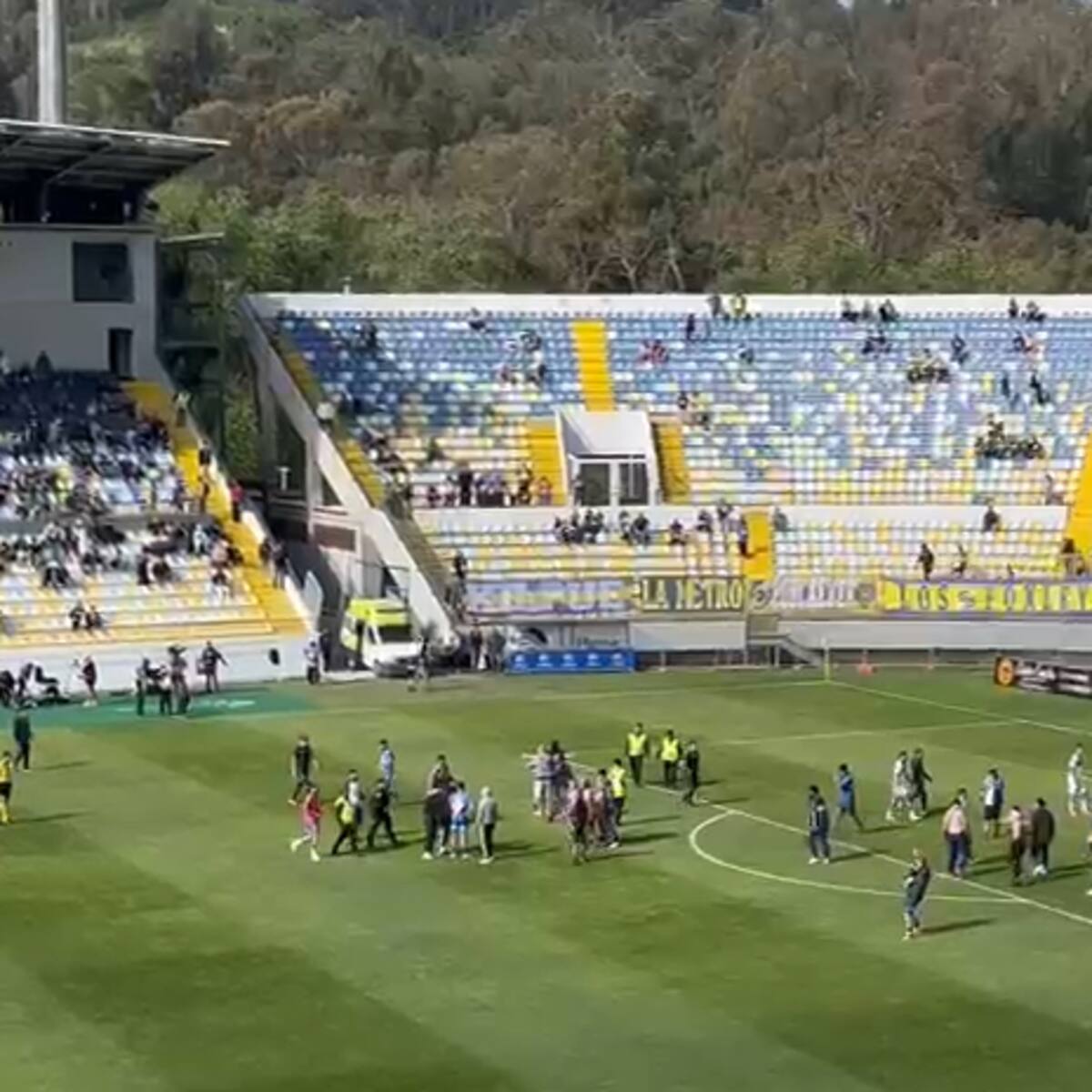 Vergonzoso: hinchas de Everton invaden la cancha del Sausalito y fuerzan el final anticipado del partido con la UC