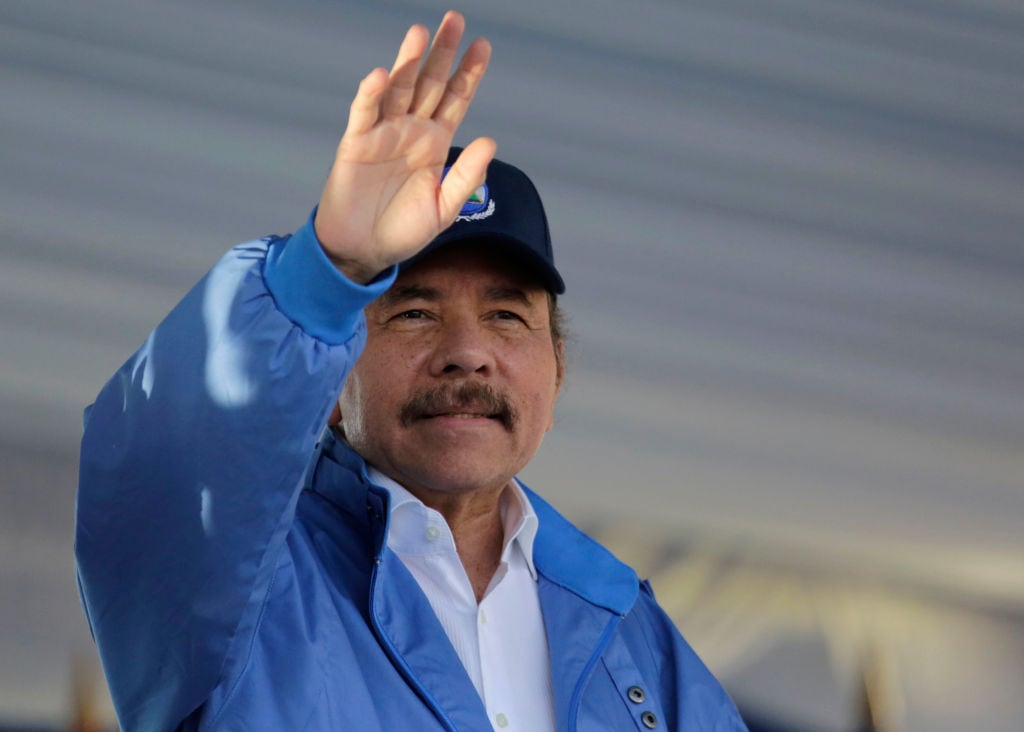 Daniel Ortega saluda a sus seguidores en un acto del régimen de Nicaragua