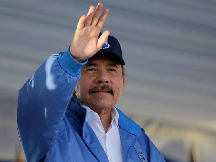 Daniel Ortega saluda a sus seguidores en un acto del régimen de Nicaragua
