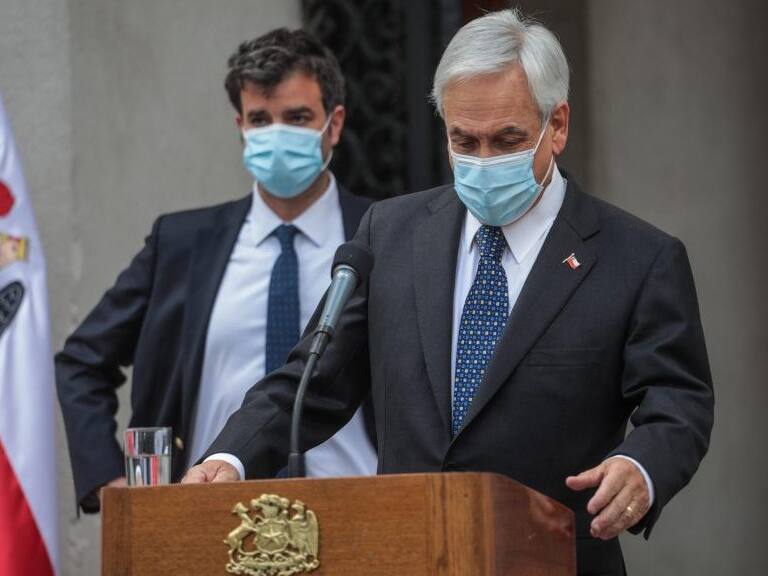 8 de Octubre del 2021/SANTIAGOEl Presidente de la Republica, Sebastián Piñera, llega al podio junto a Juan Jose Ossa, ministro Secretario General de la Presidencia, para realizar un punto de prensa en el patio de Los Naranjos del Palacio de La Moneda, tras conocerse la investigación en su contra por Dominga, que abrió la Fiscalía.
FOTO: SEBASTIAN BELTRAN GAETE/AGENCIAUNO