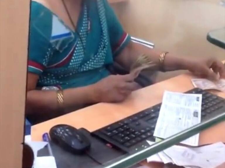 Cajera más lenta del mundo es igual a los perezosos de Zootopia