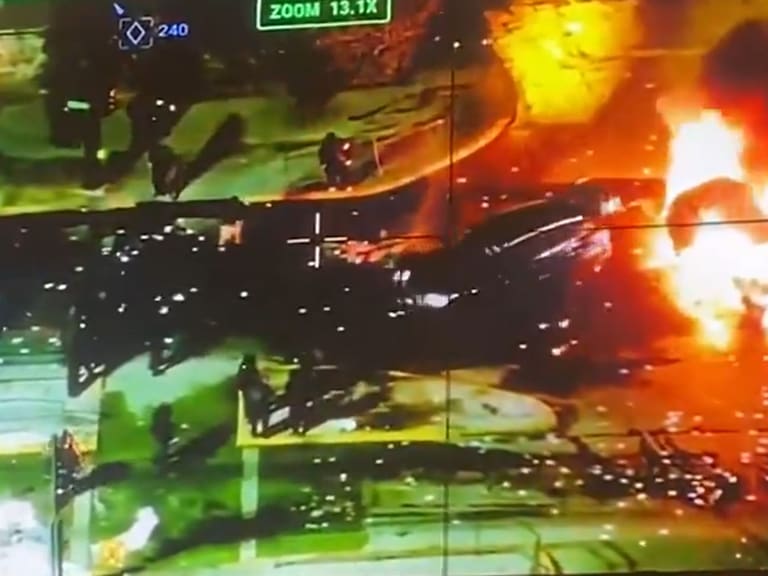 Encapuchados queman vehículo y se enfrentan a Carabineros en Pedro Aguirre Cerda