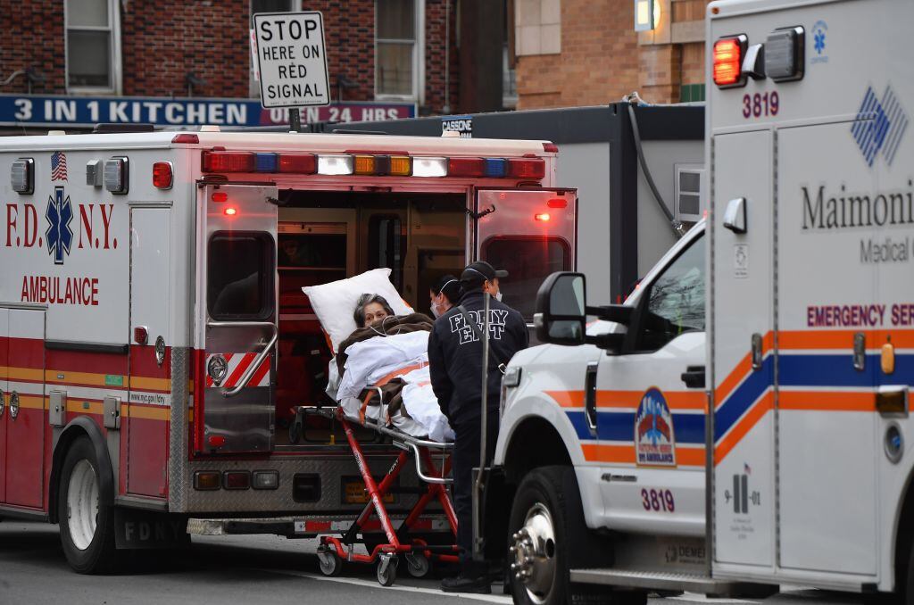 Paciente del Covid-19 es trasladada por una ambulancia
