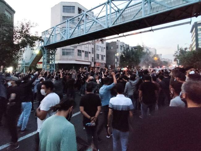 Personas protestan en Teherán por la muerte de Mahsa Amini en Irán