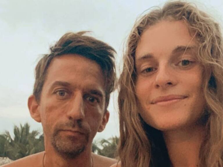 «Es mi pelo natural»: Tanza Varela mostró su radical look en su llegada a Chile