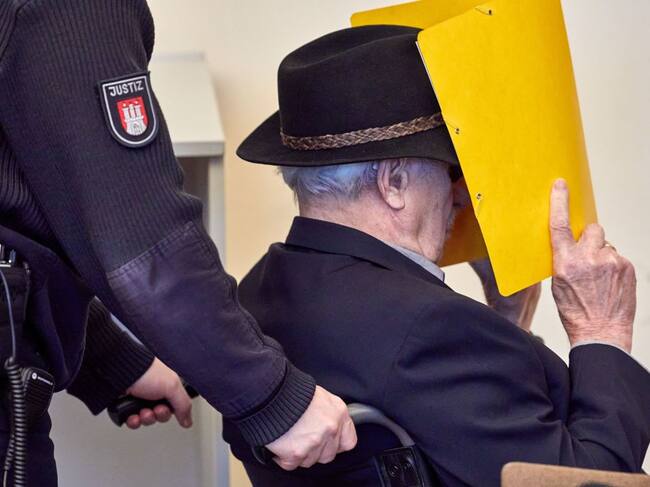 Dey ingresando al tribunal de Hamburgo