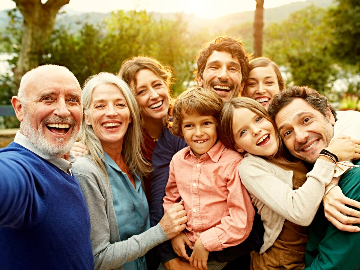 Estudio de Harvard revela la edad de mayor felicidad para las personas