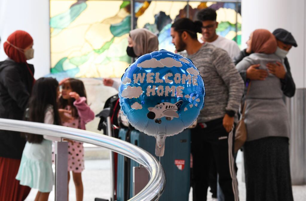 Reciben a familias en el aeropuerto internacional en Australia