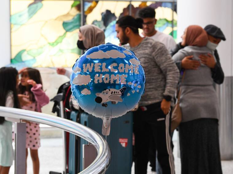 Reciben a familias en el aeropuerto internacional en Australia