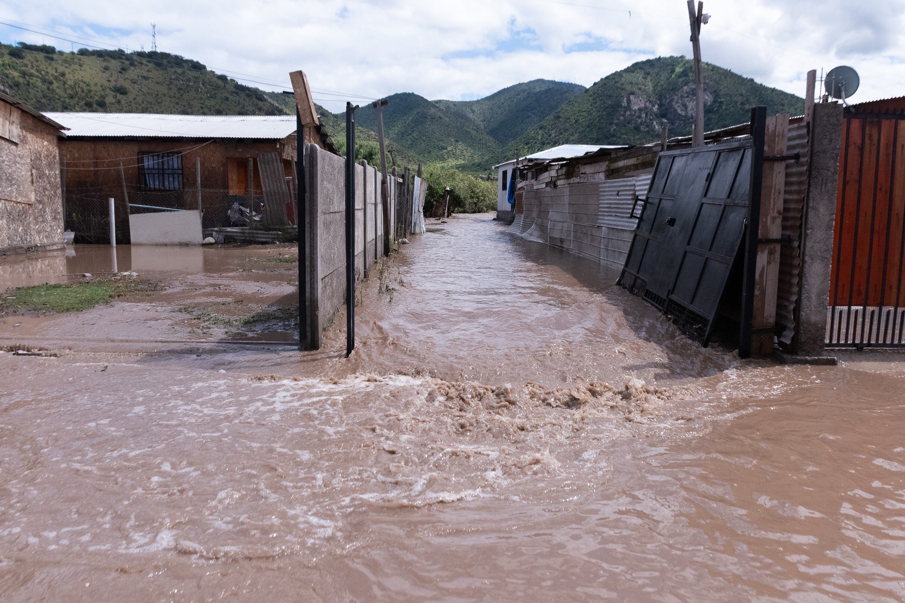 Desborde del río Mapocho afecta campamento en Talagante