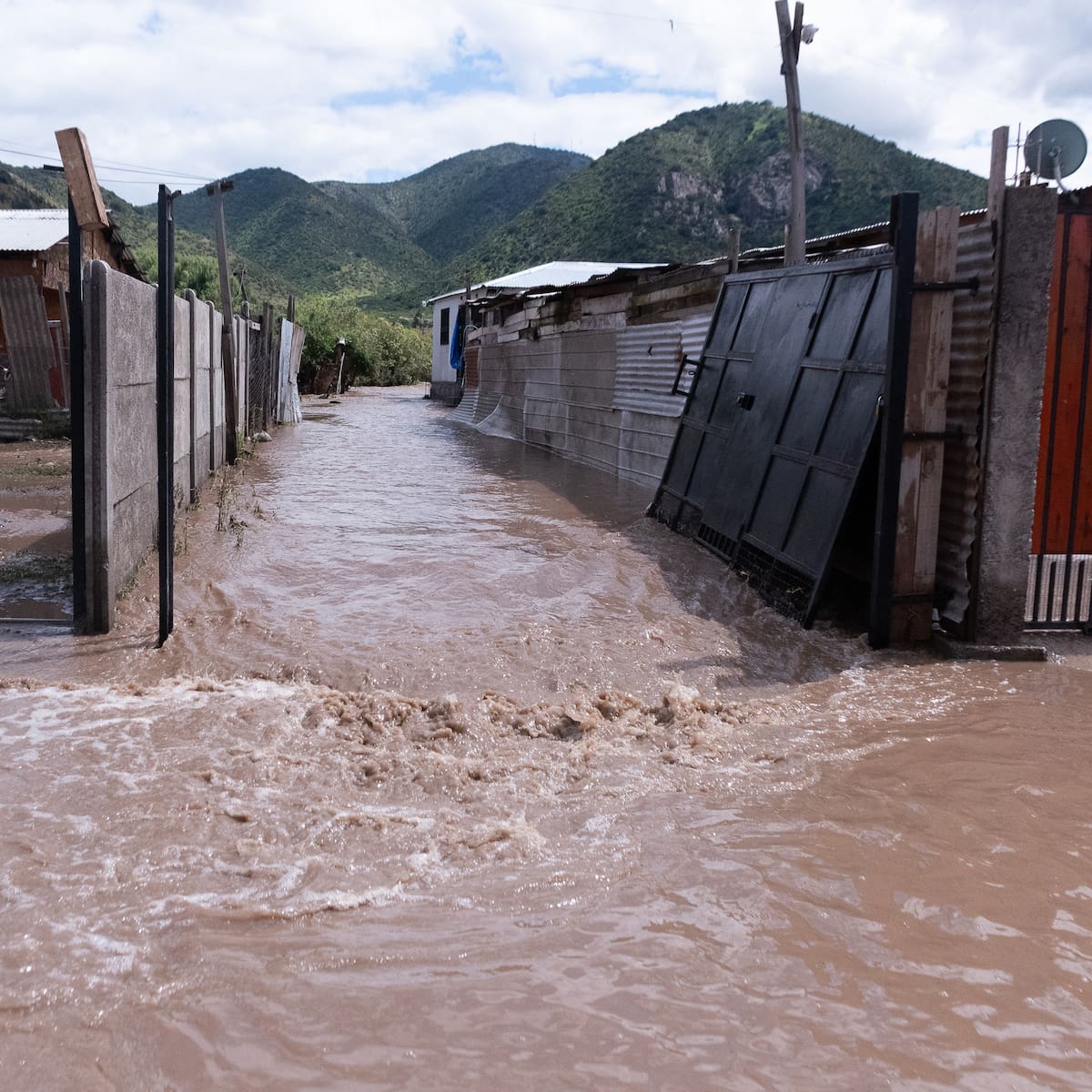 “No he visto a ningún ministro”: alcalde de Talagante reclama presencia del Gobierno por inundación en campamento tras desborde del Mapocho