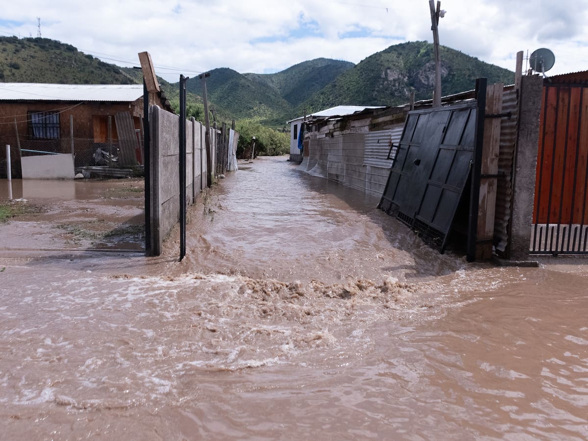 “No he visto a ningún ministro”: alcalde de Talagante reclama presencia del Gobierno por inundación en campamento tras desborde del Mapocho