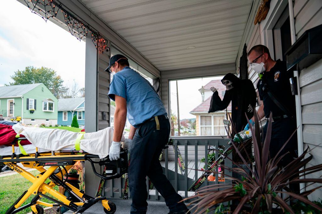 Paramédicos retiran a paciente del Covid-19 en Maryland