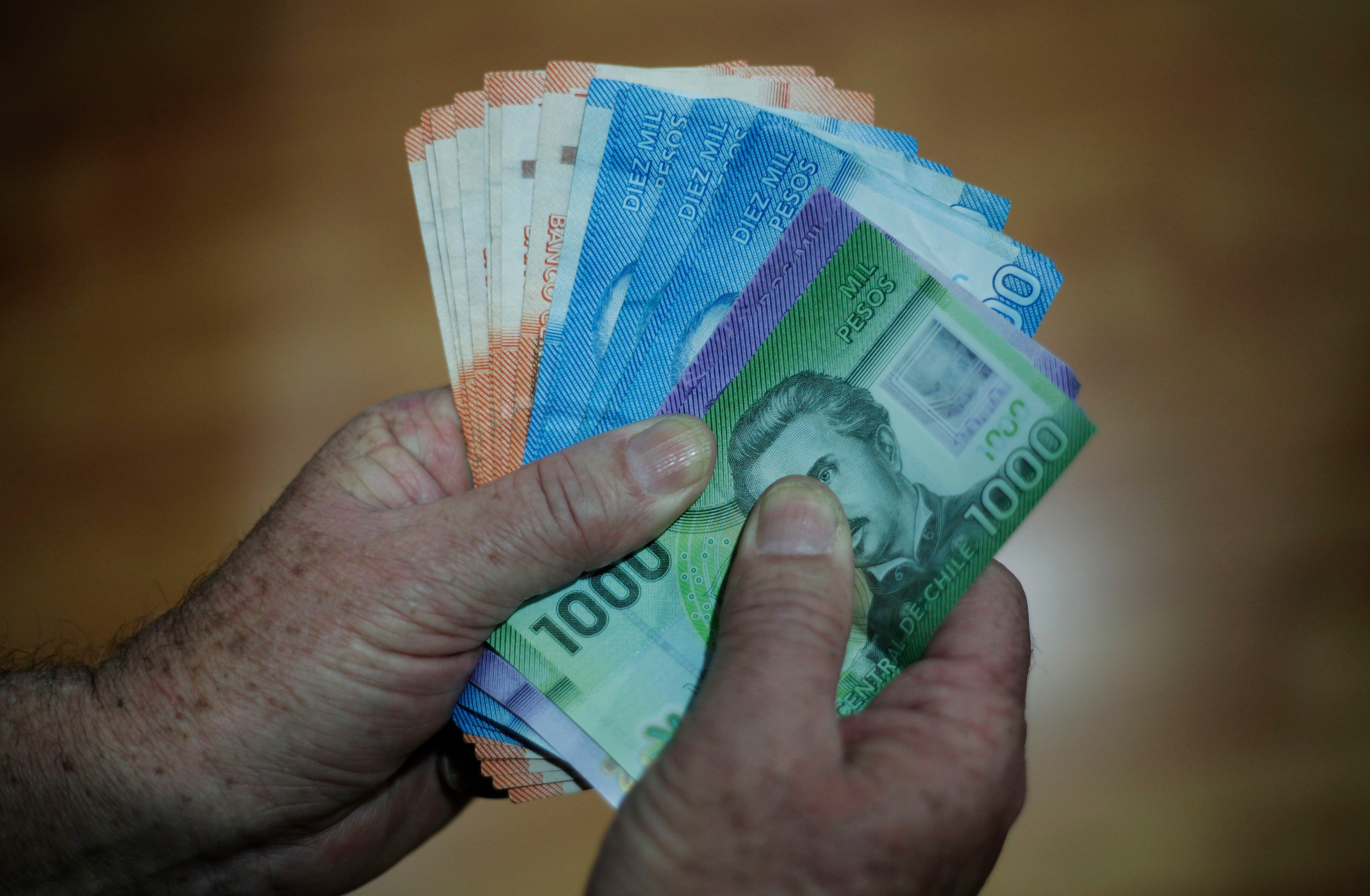 9 de julio de 2014/SANTIAGO
Detalle de billetes que suman 225 mil pesos, lo que equivale al salario mínimo que fue aprobado hoy por el senado. 

FOTO: DAVID VON BLOHN/ AGENCIAUNO