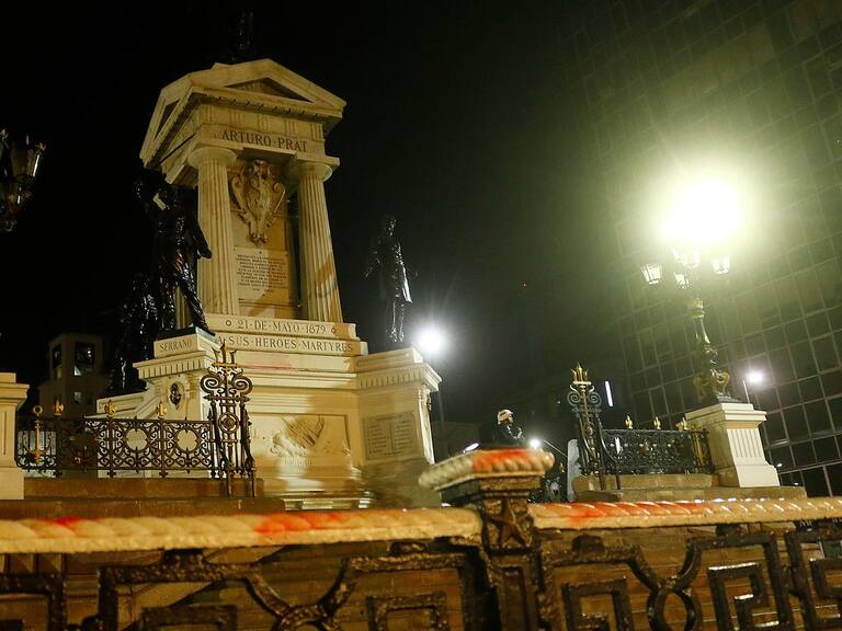 Ministerio de Defensa y Armada condenaron ataque al Monumento a los Héroes de Iquique en Valparaíso