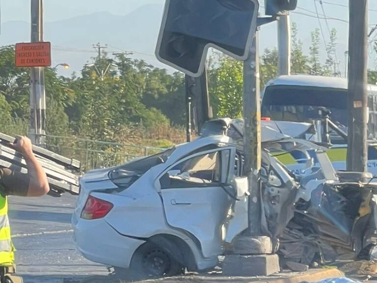 Accidente de tránsito en Maipú terminó con una persona muerta tras impactar con poste de luz