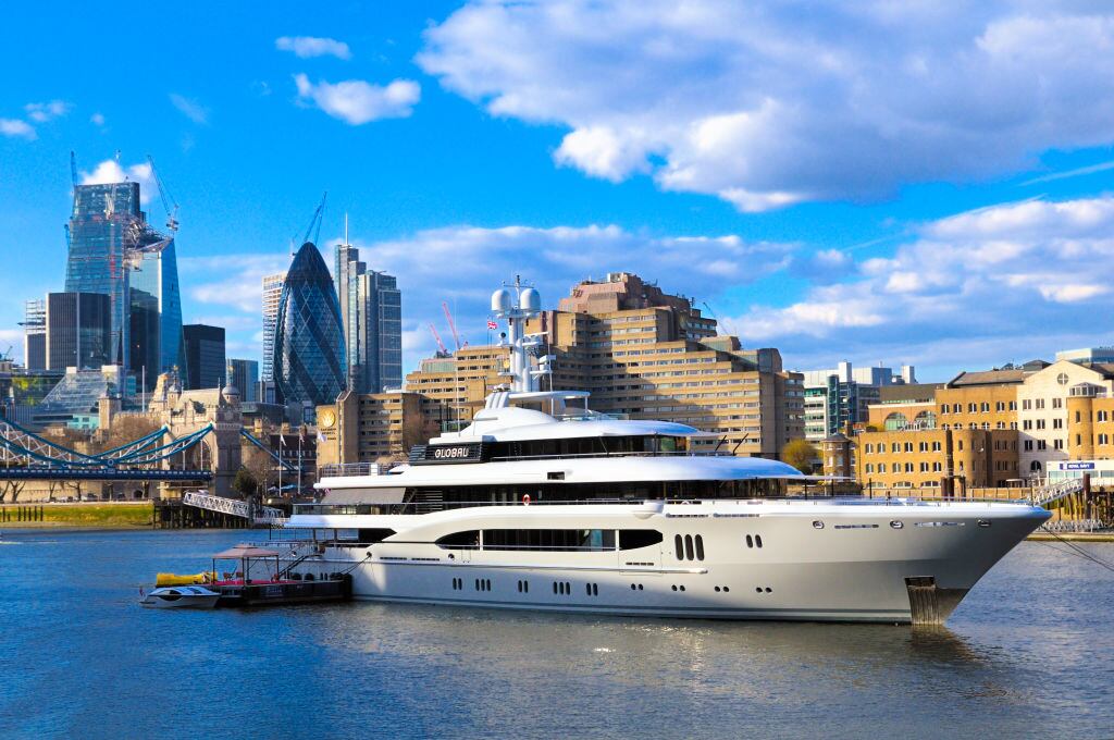 El mega yate de un súper rico en el río Támesis en Londres