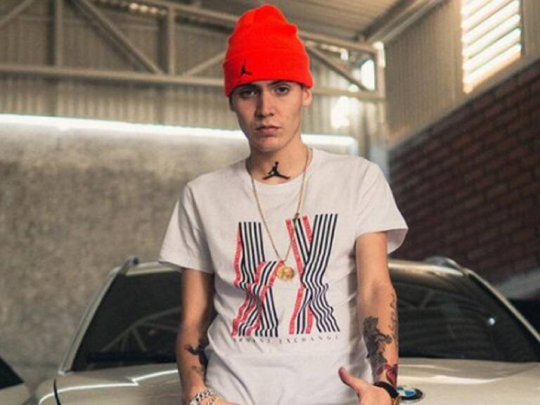 ¿Qué estaba haciendo? Marcianeke sorprendió con extraño movimiento en entrevista telemática