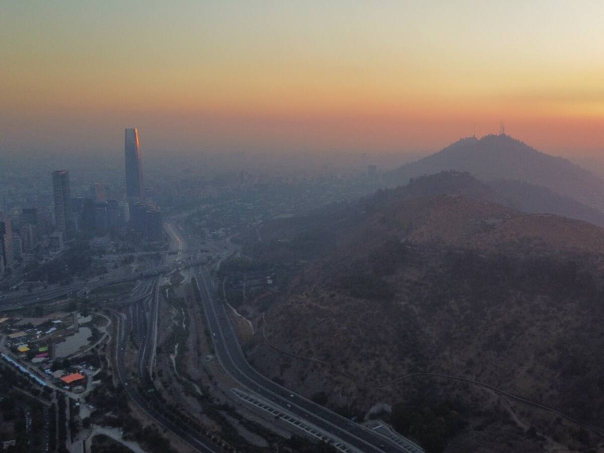Por incendios forestales: Santiago amanece cubierto de humo y autoridades llaman a evitar actividades físicas