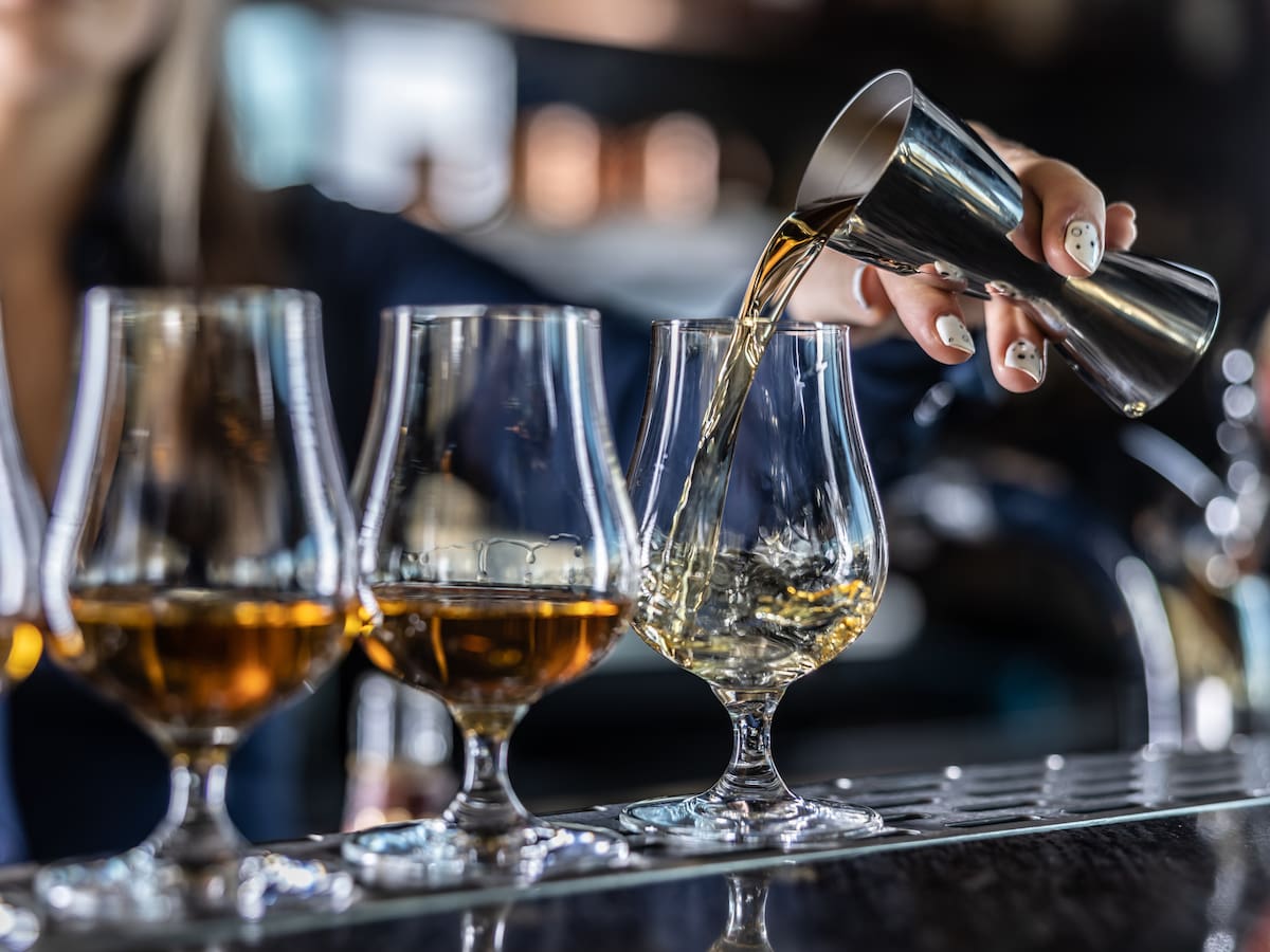 Soy nutricionista de celebridades: esta es la bebida alcohólica más saludable (y la que debes evitar)