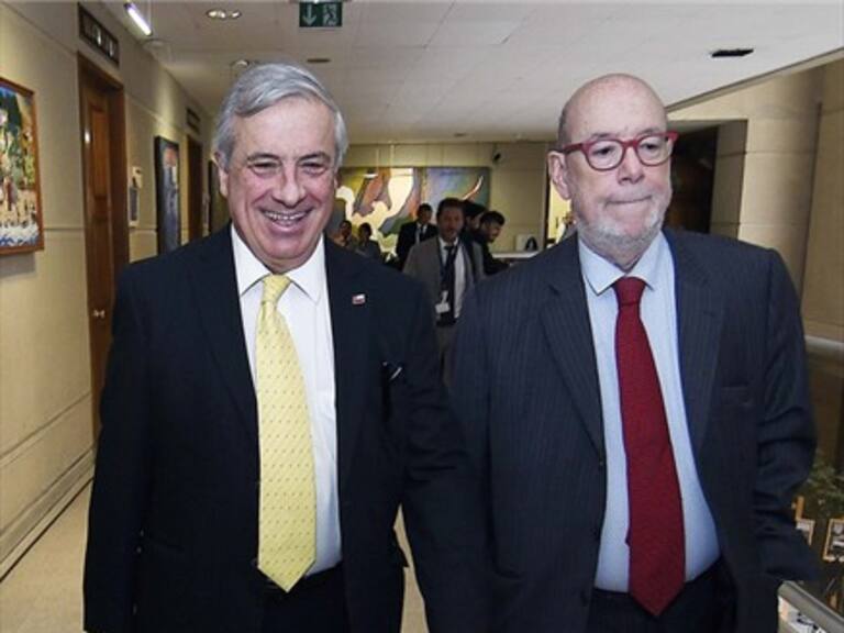 Mañalich entregó corbatas amarillas a ministros y diputados en la antesala de su interpelación