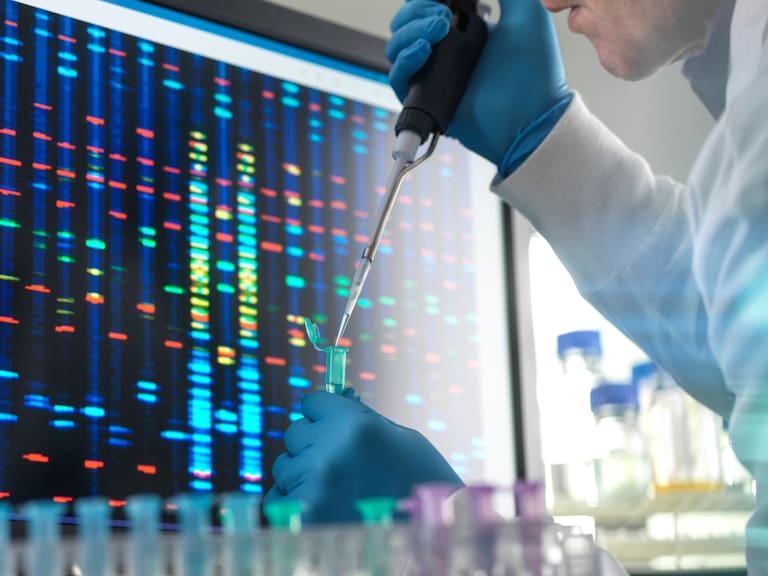 Padres pagaron US$800 mil por experimento: ocultan muerte de niña china tras ensayo de edición genética