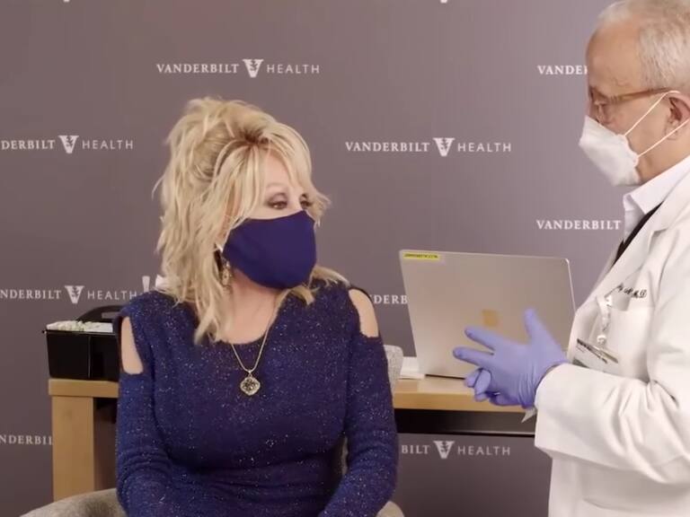 Ella ayudó a financiarla: Dolly Parton recibió la primera dosis de la vacuna Moderna