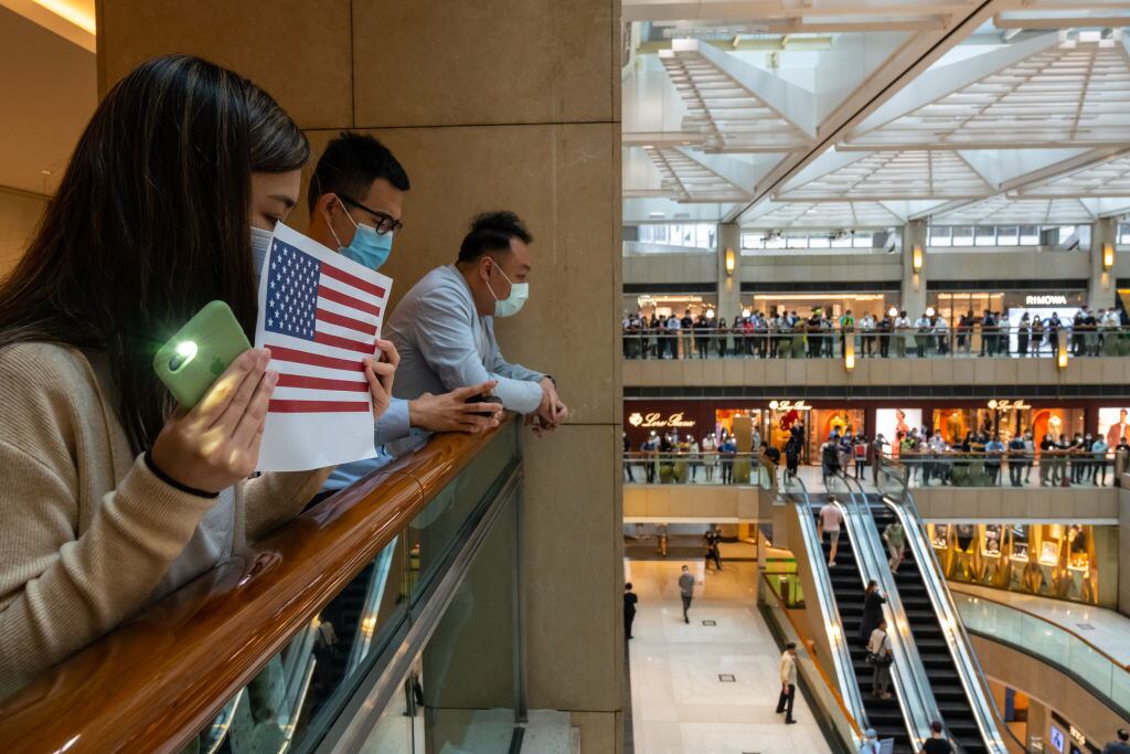 Manifestantes muestran banderas de EEUU en Hong Kong