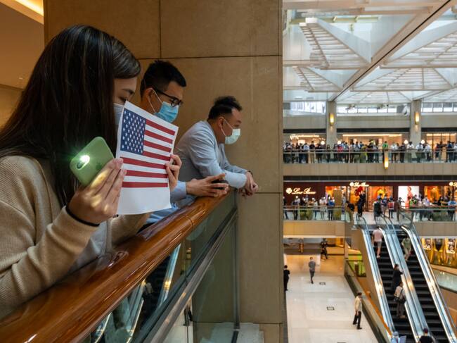 Manifestantes muestran banderas de EEUU en Hong Kong