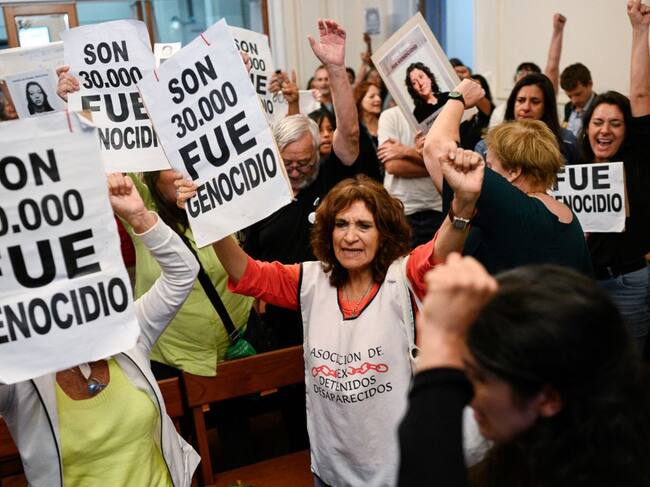 Personas festejan las condenas contra exagentes de la dictadura de Argentina por sus crímenes de lesa humanidad, dictados por tribunal de La Plata.