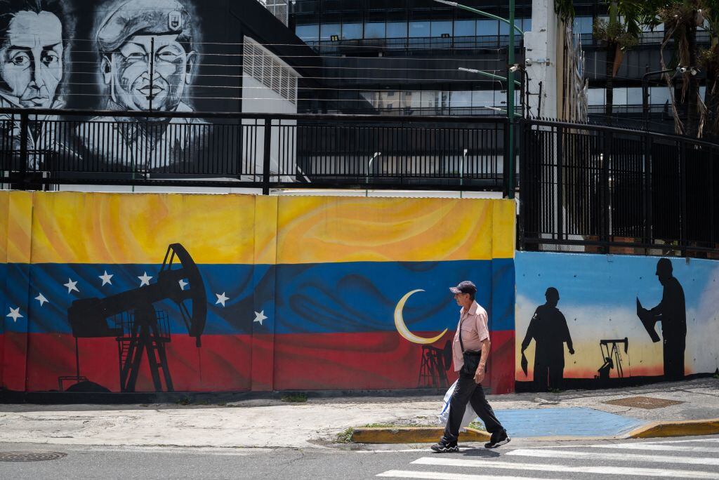 Un mural pintado en la sede central de PDSVA en Venezuela