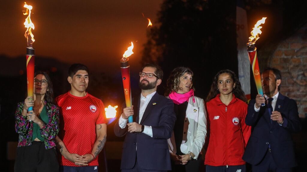 Presidente Boric recibe la antorcha de Santiago 2023: "Estos juegos no son de un gobierno, pertenecen a Chile entero"