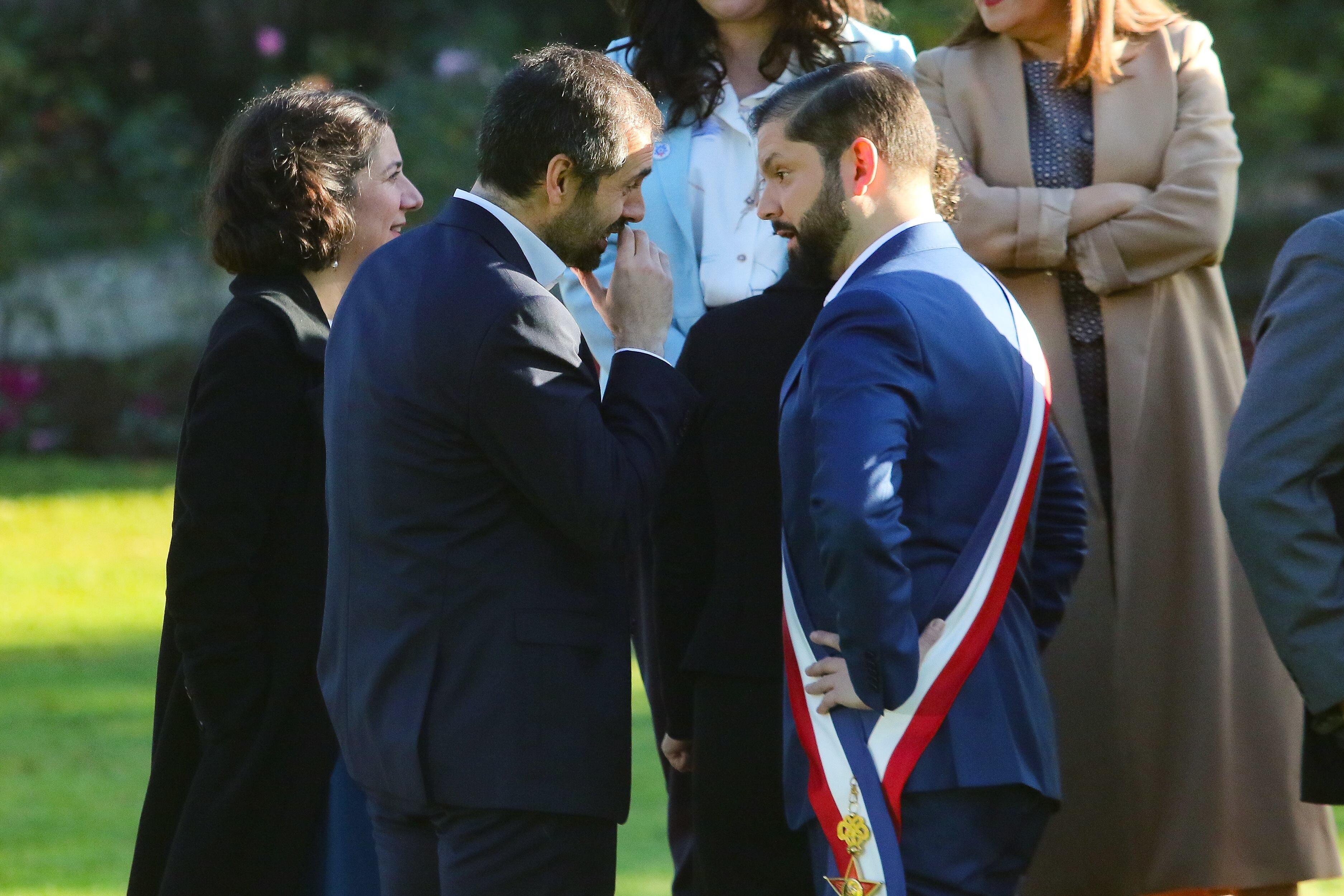 01 de Junio 2024/VIÑA DEL MAR
Ministro Nicolas Grau conversa con Gabriel Boric antes de la Fotografía Oficial del Presidente Gabriel Boric con sus ministros, previo a la cuenta publica en el Congreso Nacional.
FOTO: YVO SALINAS/AGENCIA UNO