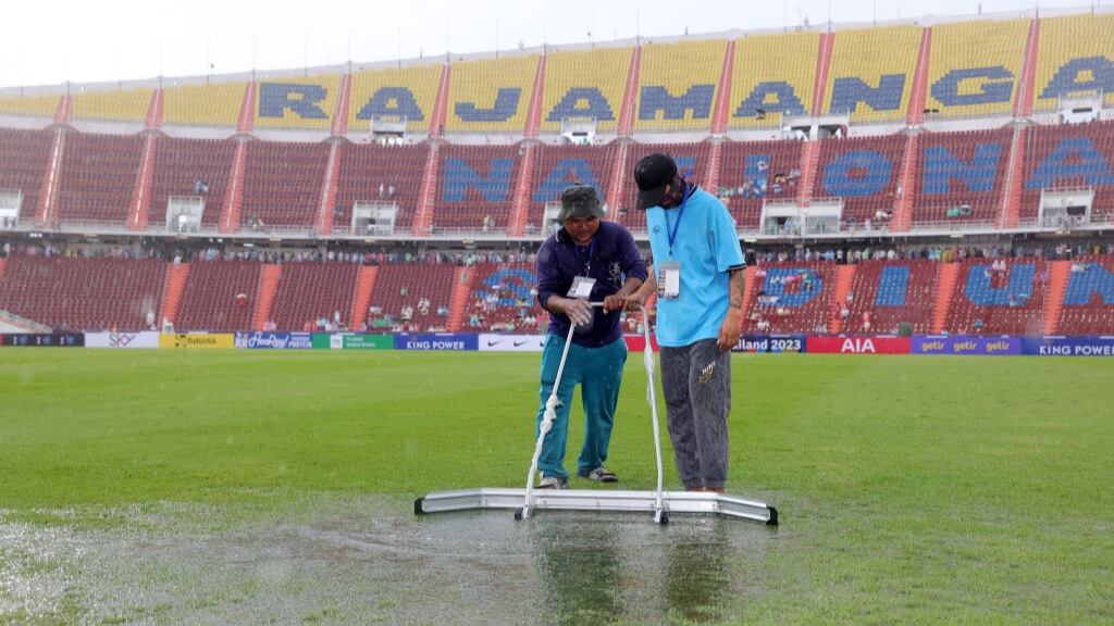 A los europeos también les pasan: suspenden amistoso entre Tottenham y Leicester por lluvia