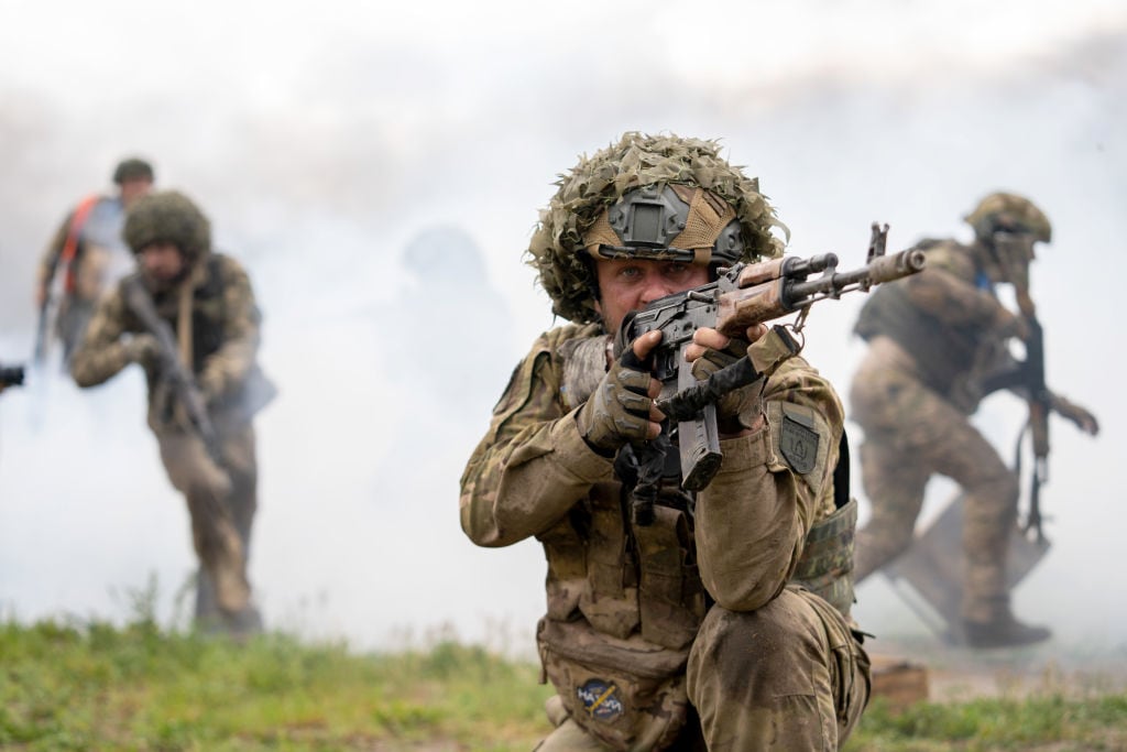 Soldados entrenan para la guerra en Ucrania