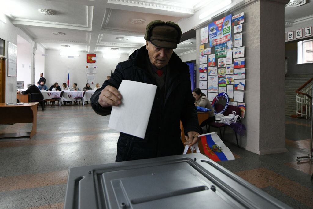 Un hombre vota en las elección presidencial de Rusia en la región de Donetsk, uno de los óblast tomado por los separatistas en Ucrania.