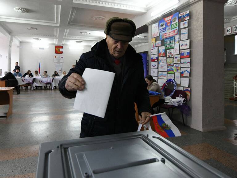 Un hombre vota en las elección presidencial de Rusia en la región de Donetsk, uno de los óblast tomado por los separatistas en Ucrania.