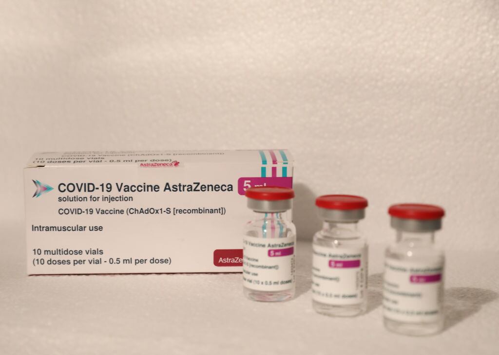 Muestra del fármaco de una vacuna contra el Covid-19 de AstraZeneca