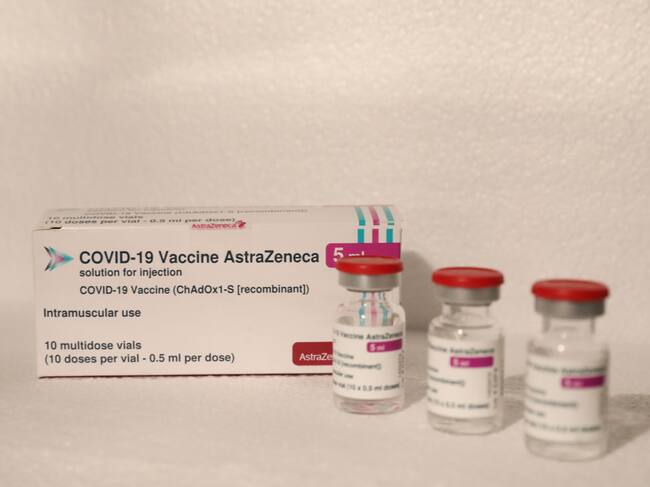 Muestra del fármaco de una vacuna contra el Covid-19 de AstraZeneca
