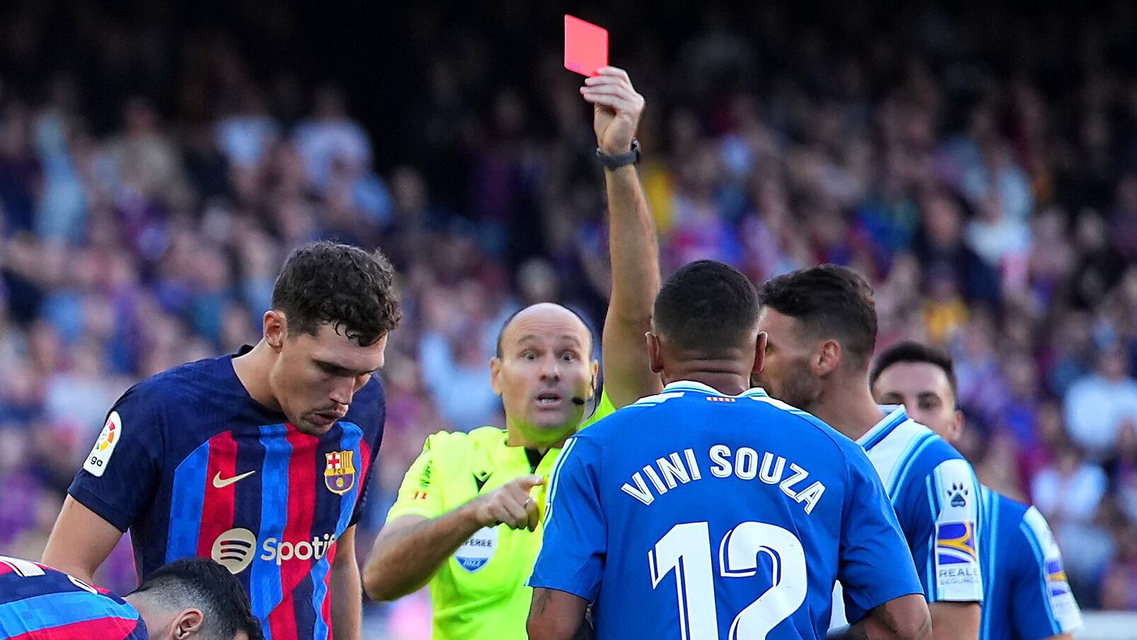 Derbi de Barcelona finaliza con show del árbitro Mateu Lahoz: mostró 7 amarillas, 3 rojas y anuló una expulsión en diez minutos