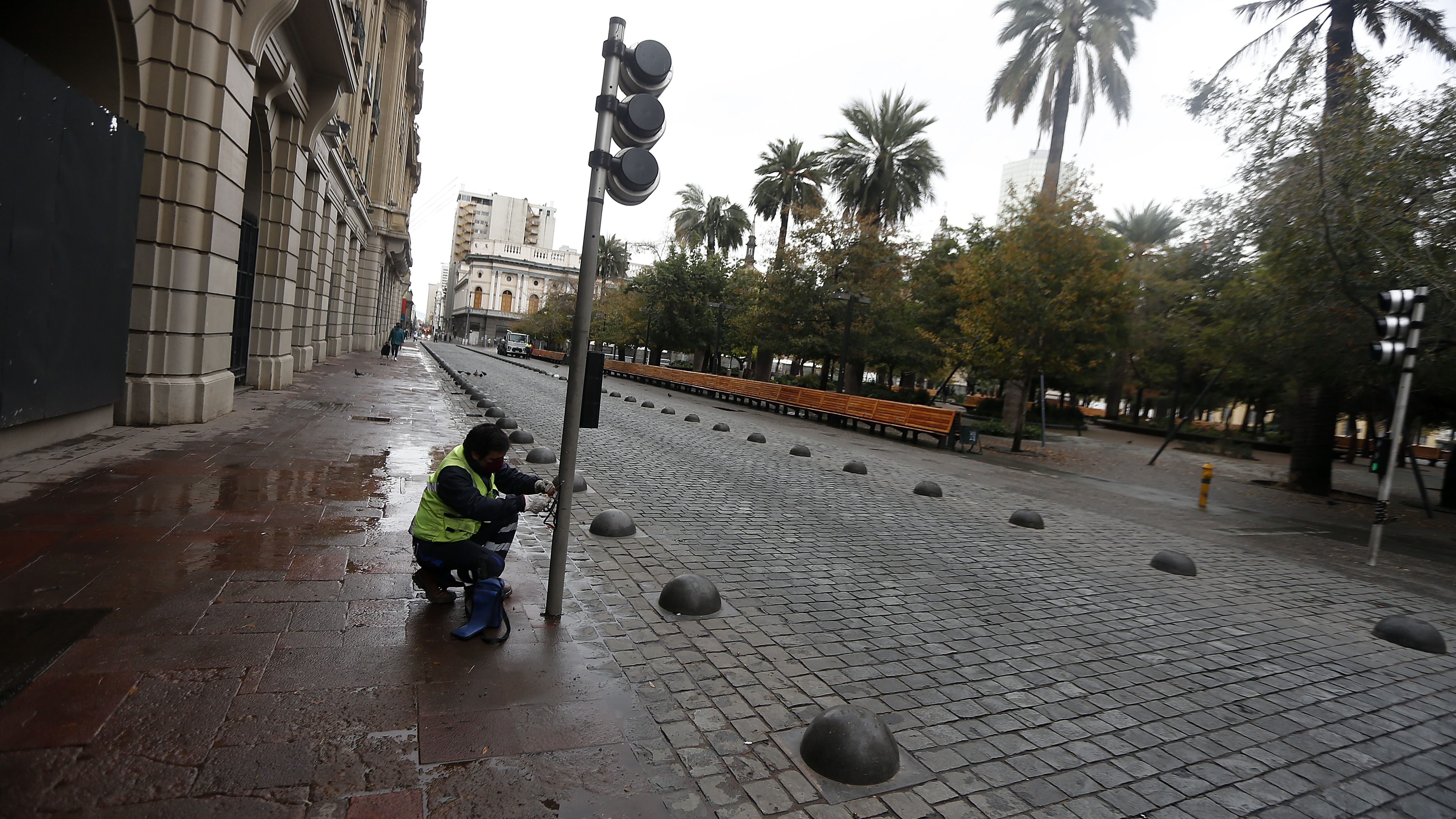23 de Junio de 2020/SANTIAGO Un trabajador realiza labores de mantención , durante la baja  afluencia de personas ante la reducción de permisos temporales en la Región Metropolitana. 

FOTO:Cristobal Escobar/Agencia UNO