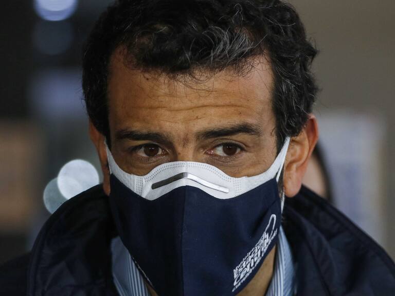 20 de junio del 2020/SANTIAGOEl alcalde de Estación Central, Rodrigo Delgado, realiza un punto de prensa, tras recibir a dos personas contagiadas por covid, que se hospedaran en una residencia sanitaria en la comuna.
FOTO: SEBASTIAN BELTRAN GAETE/AGENCIAUNO