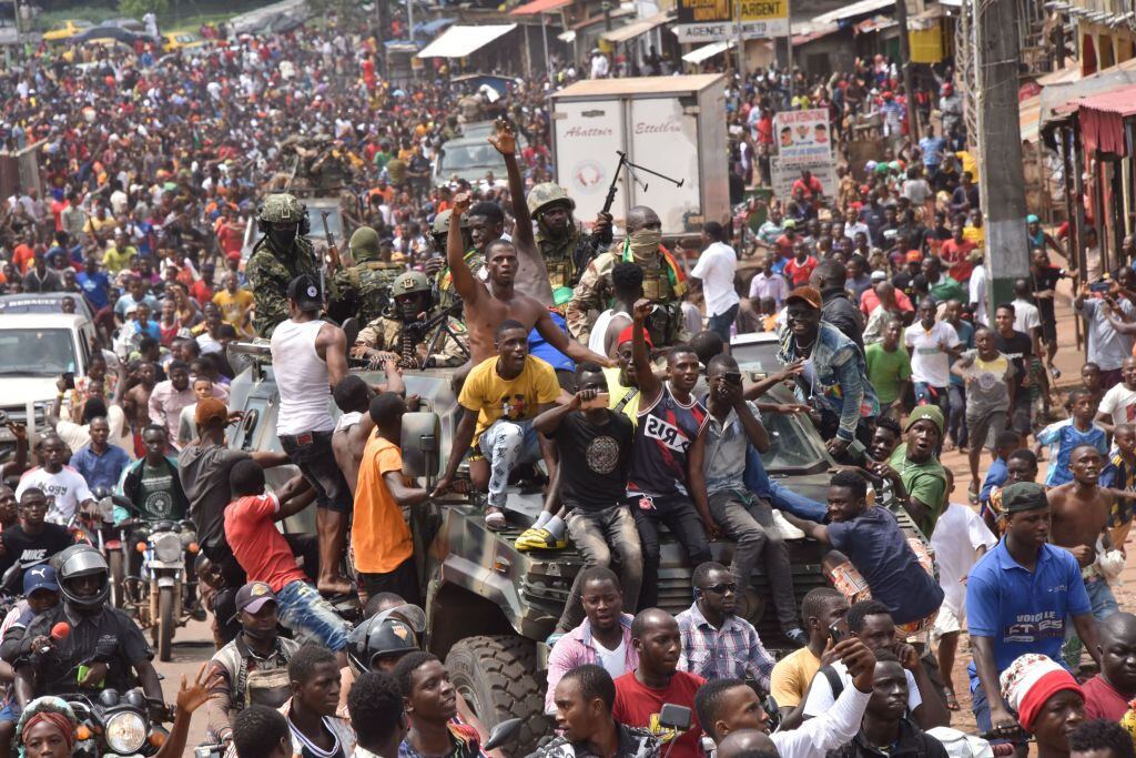Miles de personas celebran el golpe de estado en Guinea