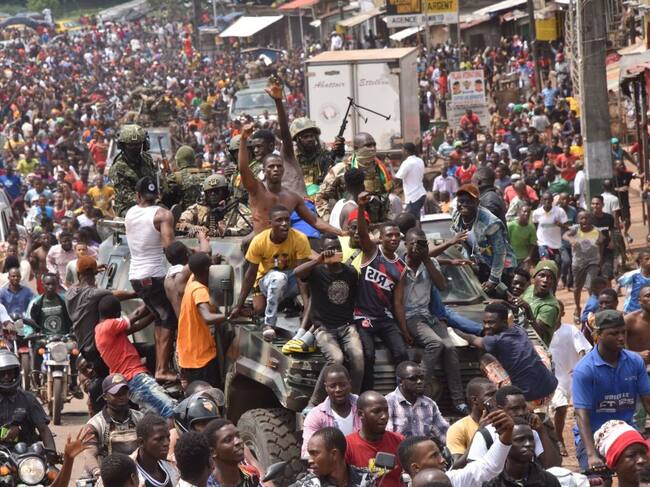 Miles de personas celebran el golpe de estado en Guinea