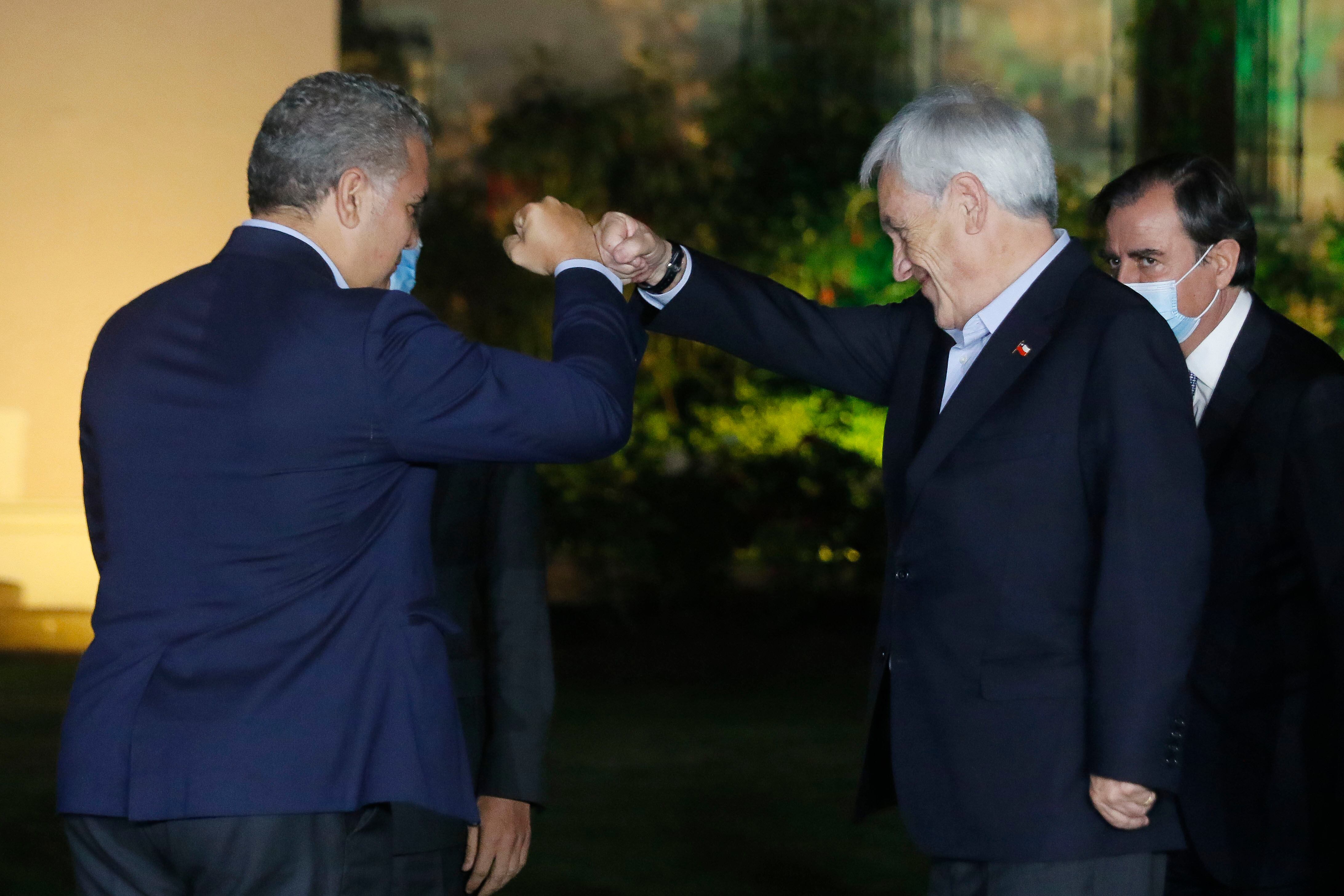 El saludo con distancia de los presidentes Piñera y Duque. Foto: Agencia Uno