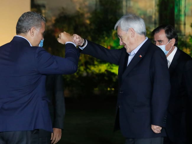 El saludo con distancia de los presidentes Piñera y Duque. Foto: Agencia Uno