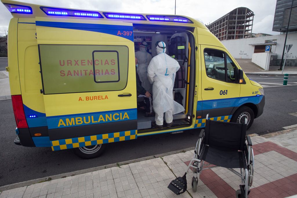 Ambulancia traslada a un paciente del Covid-19 en Lugo