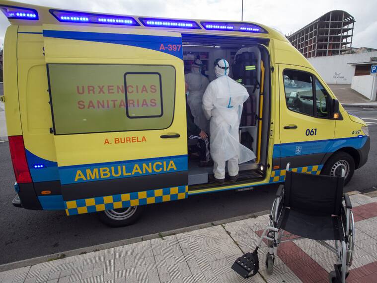 Ambulancia traslada a un paciente del Covid-19 en Lugo