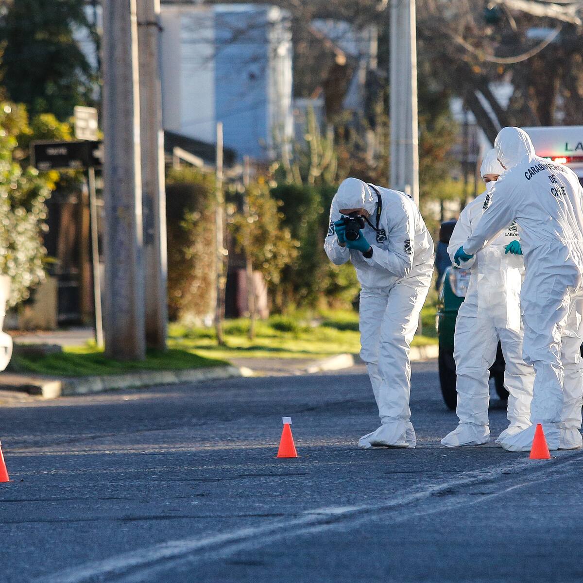 Atacan con más de 15 disparos a un auto en Santiago: conductor no estaba en el vehículo y terminó detenido al darse a la fuga