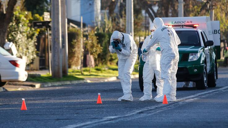 Funcionario de PDI frustra a tiros portonazo en Huechuraba: dos delincuentes resultaron heridos